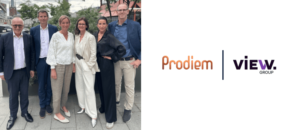 Gruppbild av fem personer utomhus, alla i affärskläder.