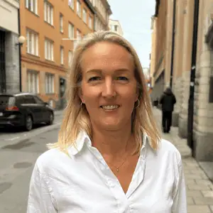 Professionell kvinna på stadsgata, rekrytering inom ekonomi och finans.