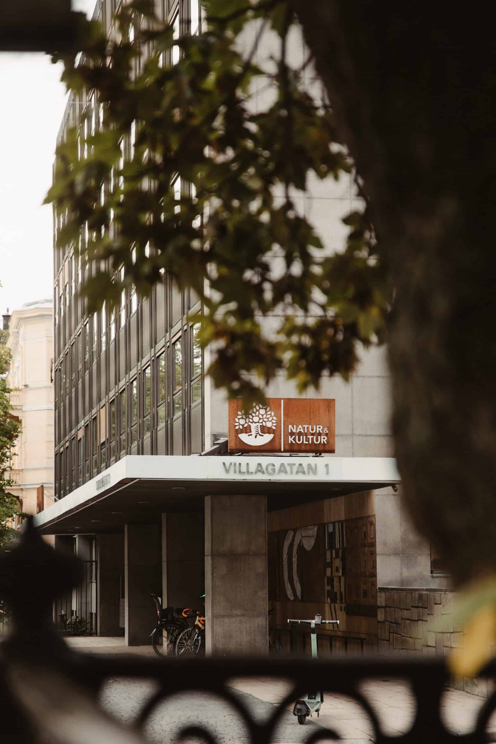 Natur & Kulturs entré vid Villagatan 1