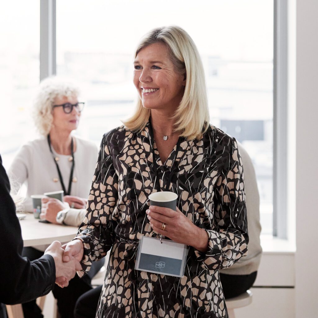 Ekonom, kvinna med kaffekopp