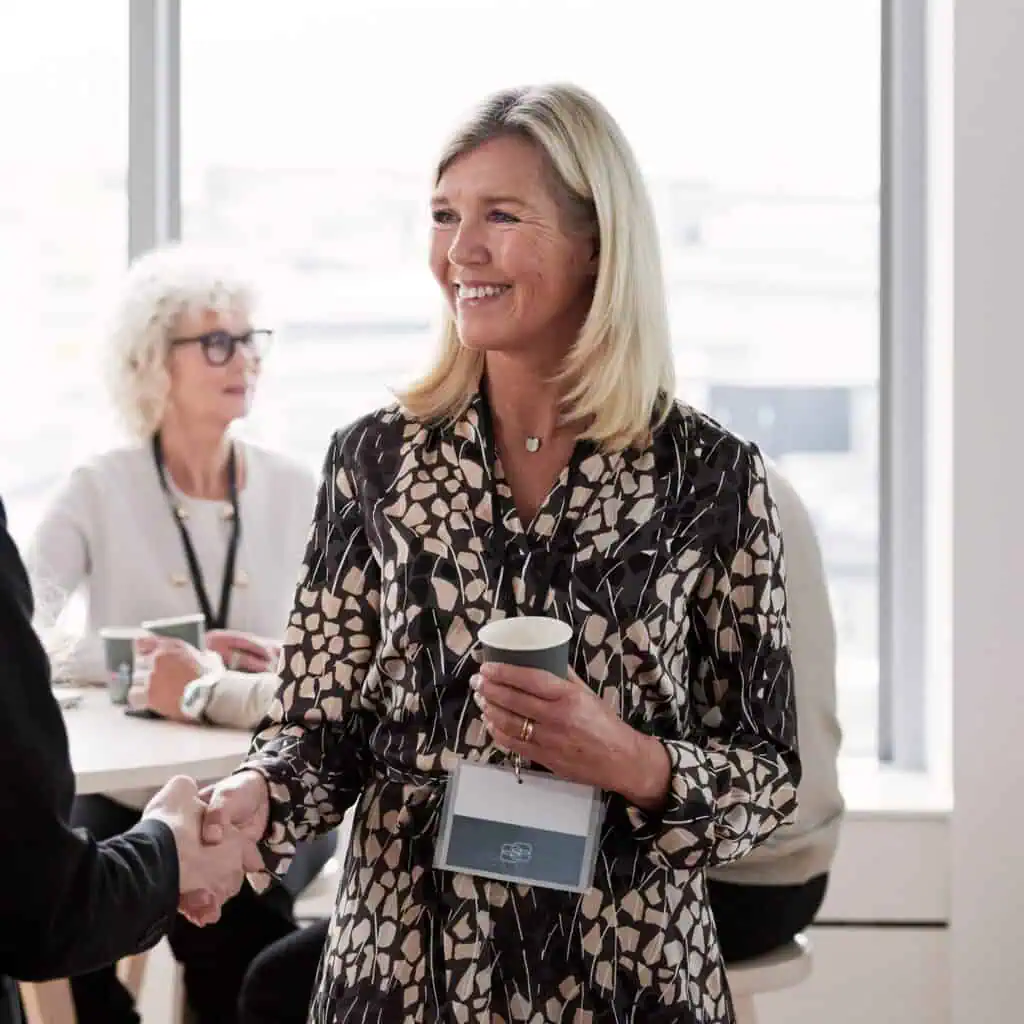 Ekonom, kvinna med kaffekopp