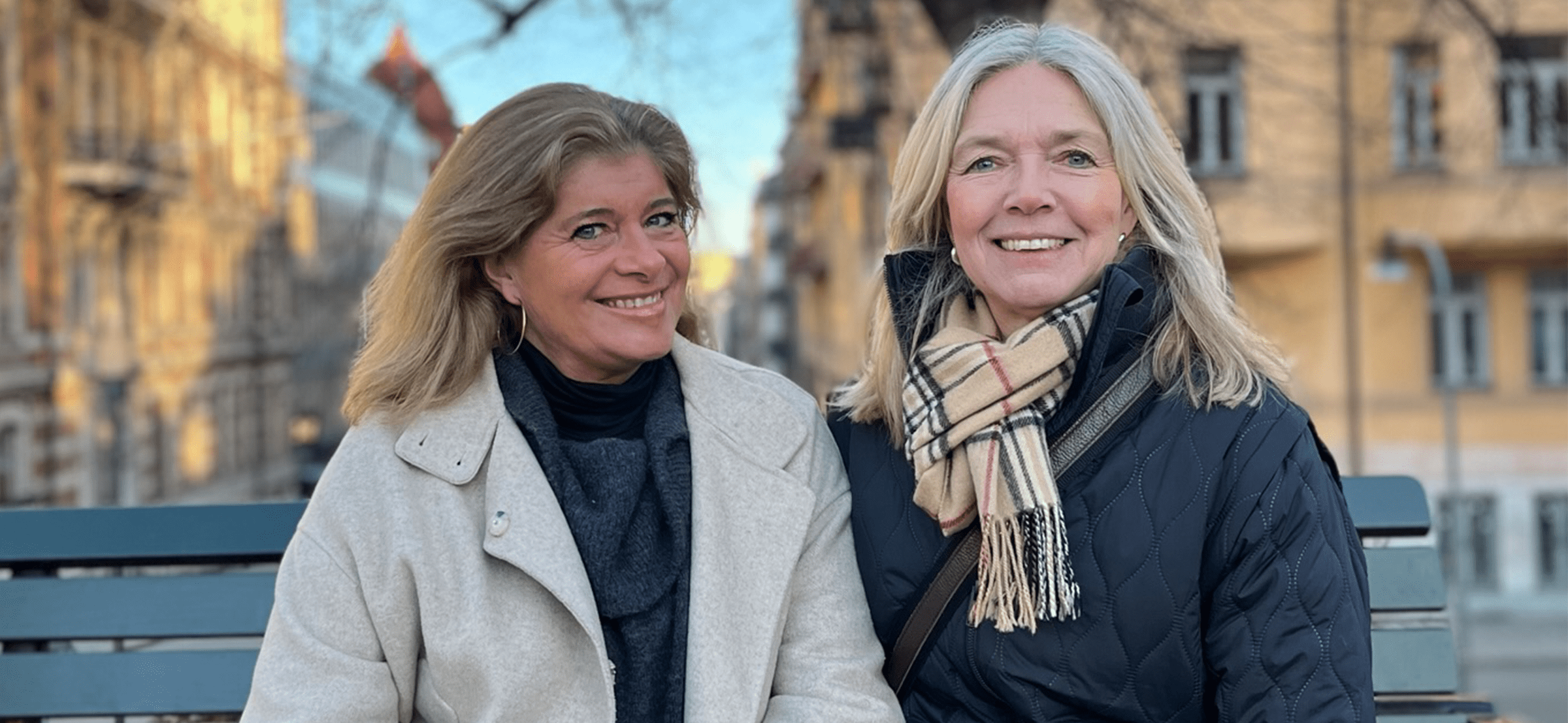Hemsidan om oss Maria och Susanna sitter på en bänk