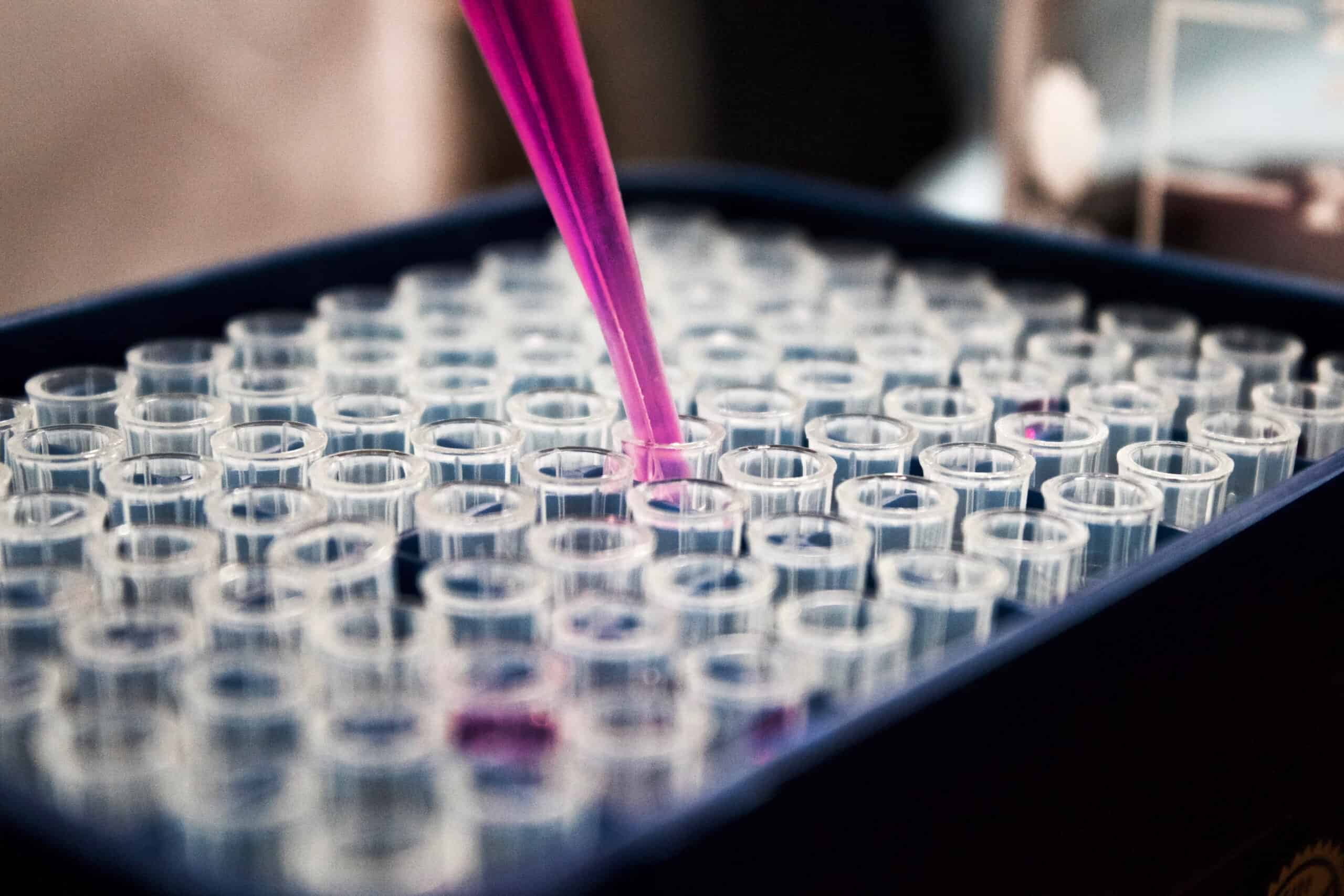 Laboratoriearbete med pipett och provrör